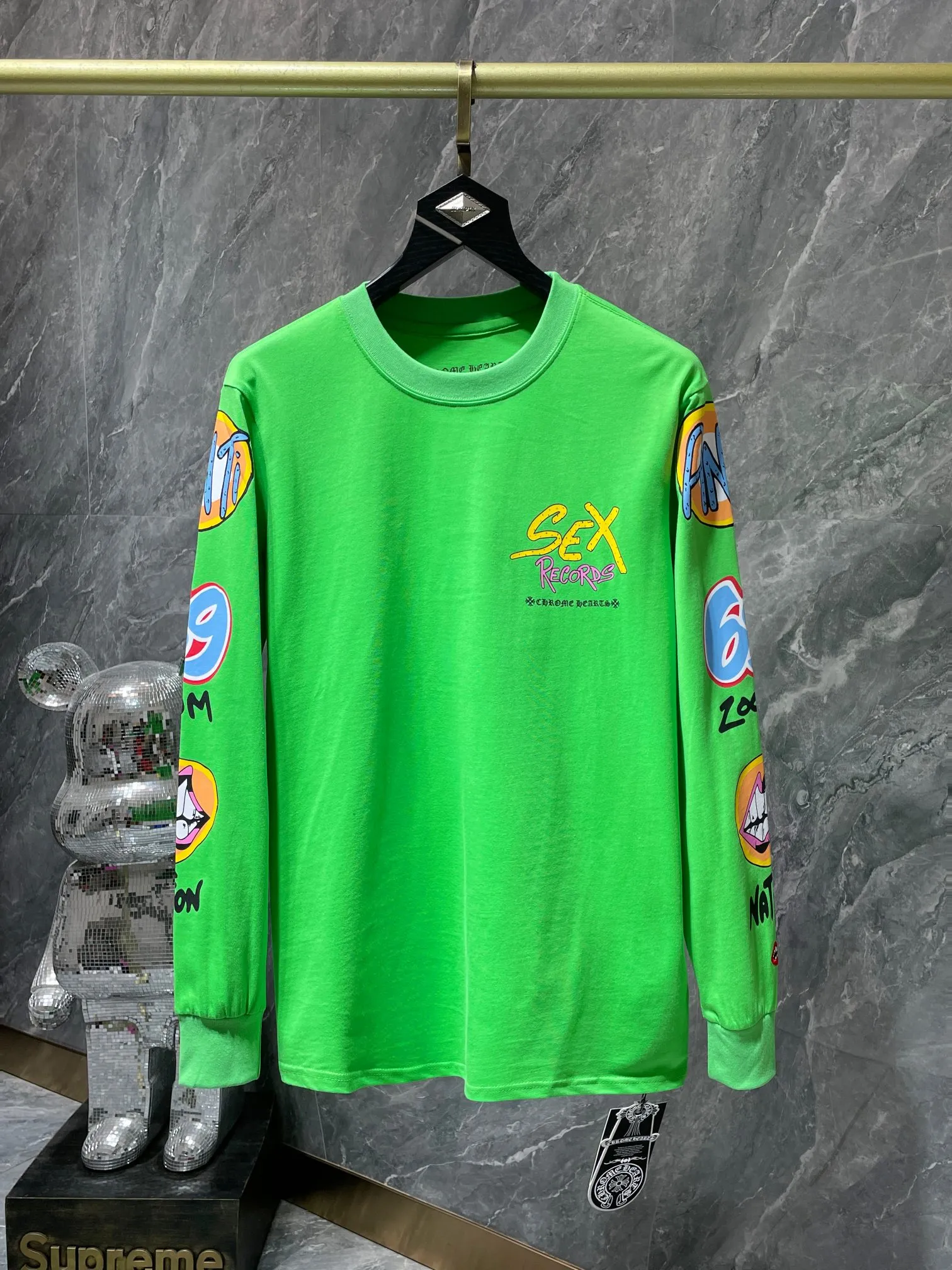 P160 Chrome Hearts 🍁Long T series🍁 High gram weight, environmentally friendly and high-quality top-quality fabric 260g Chrome Hearts Sex Records graffiti limited long sleeves Imported environmentally friendly glue printing and dyeing Reproduction version 1:1 Recommended color: Customized version of graffiti green Size: S, M, L, XL